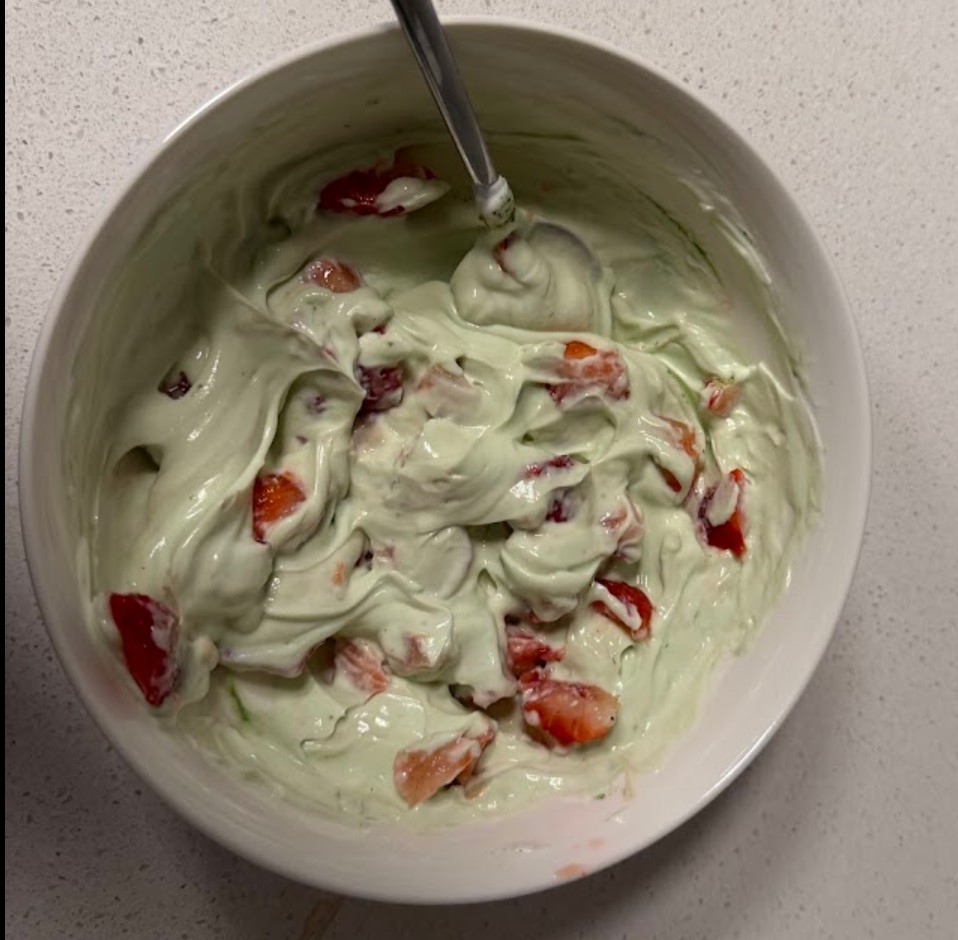 Pistachio-protein mousse with strawberries